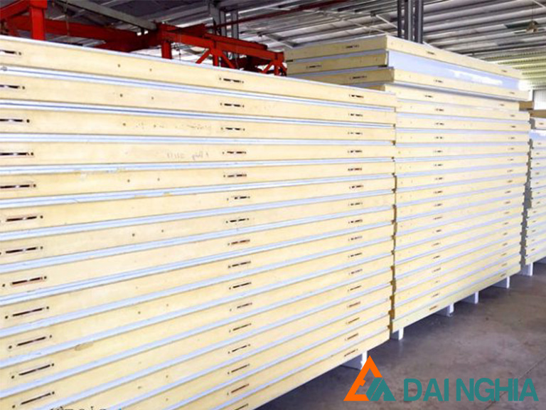 Các lưu ý khi chọn mua tấm Panel PU 75mm đúng cách